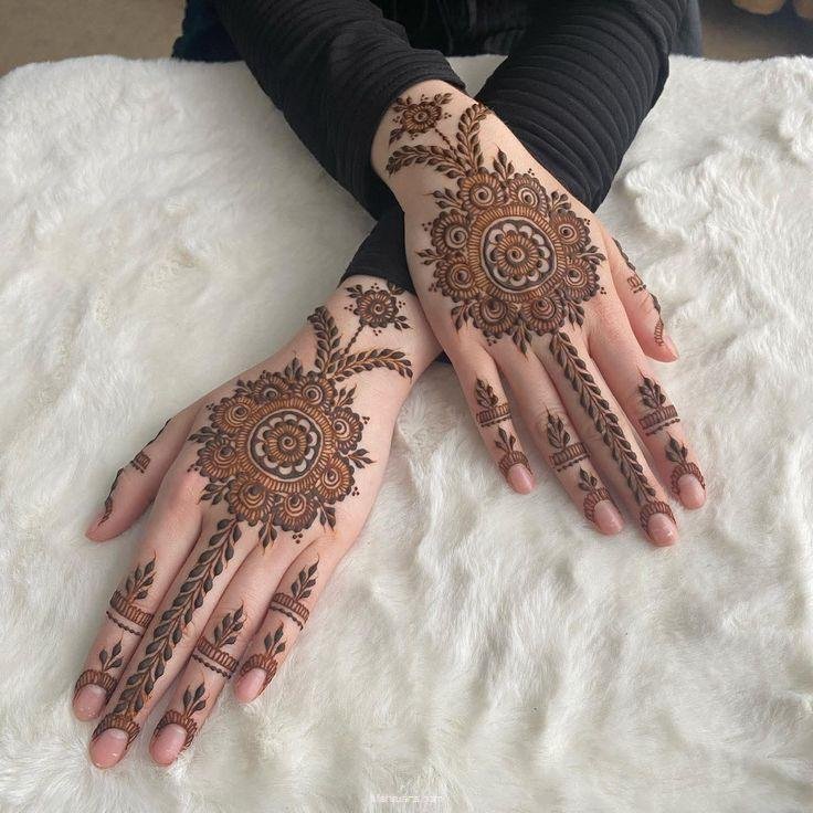 Simple Mehndi designs for back hands