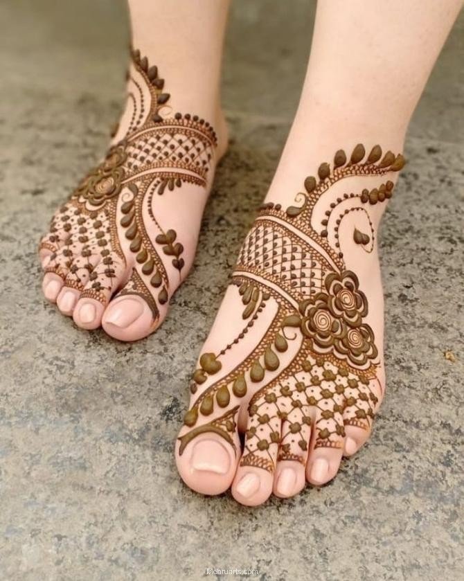 Simple Mehndi designs for feet!
