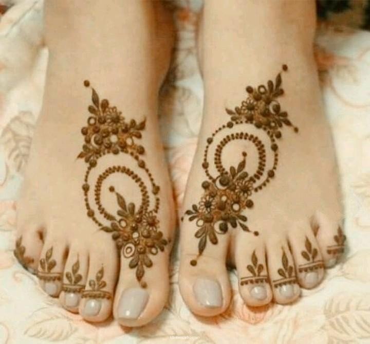 Simple Mehndi designs for feet!