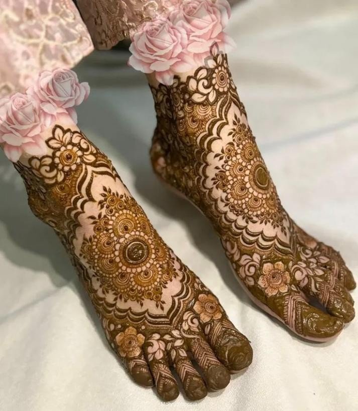 Simple Mehndi designs for feet!