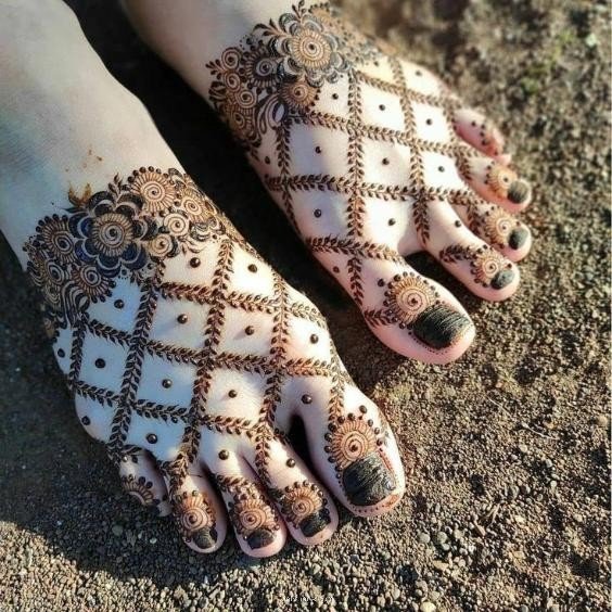 Simple Mehndi designs for feet!