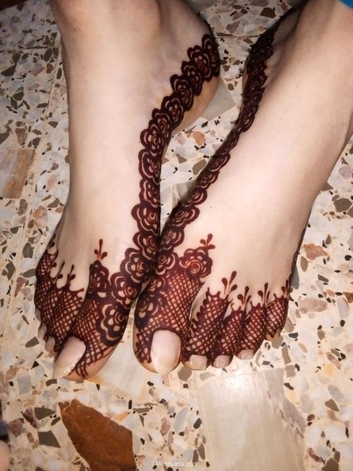 Simple Mehndi designs for feet!