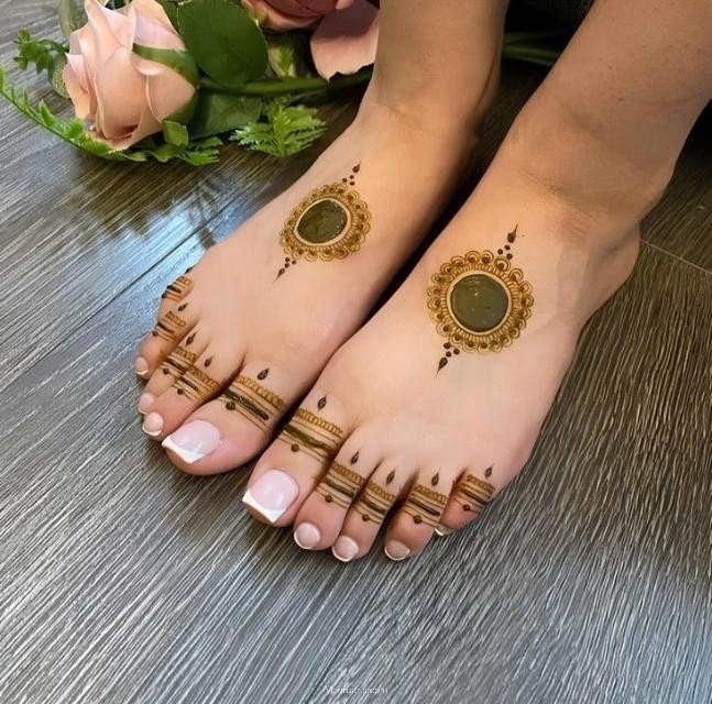 Simple Mehndi designs for feet!
