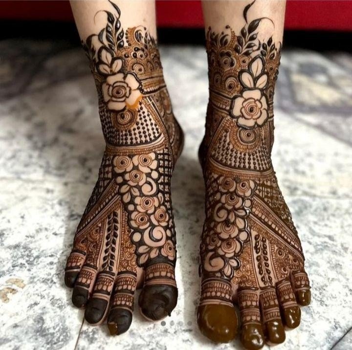 Simple Mehndi designs for feet!