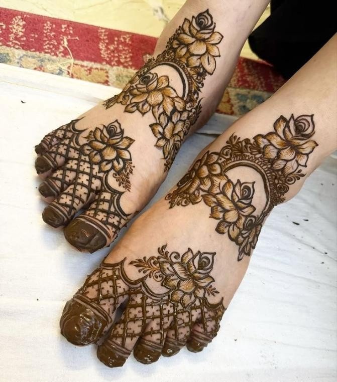 Simple Mehndi designs for feet!