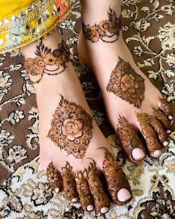 Simple Mehndi designs for feet!