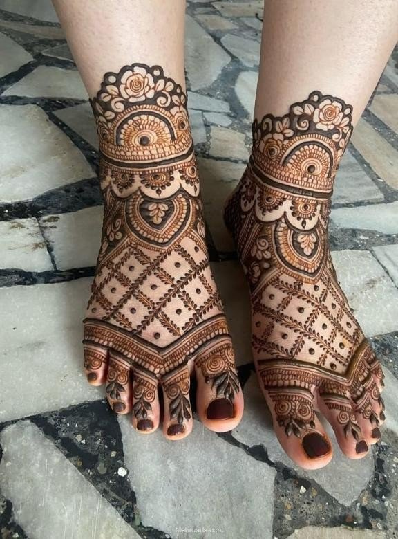 Simple Mehndi designs for feet!